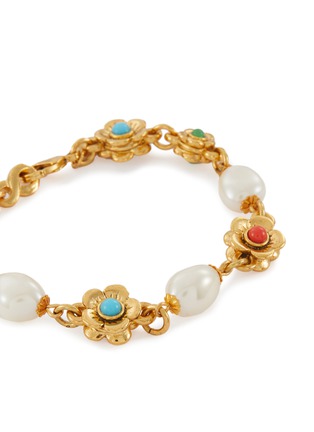 Detail View - Click To Enlarge - KENNETH JAY LANE - Pearl Multi-Coloured Cabochon Floral Charm Gold Bracelet