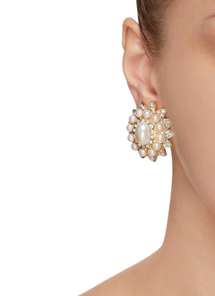 Figure View - Click To Enlarge - KENNETH JAY LANE - ‘BARBARA BUSH’ GOLD TONE PEARL CRYSTAL CLIP EARRINGS