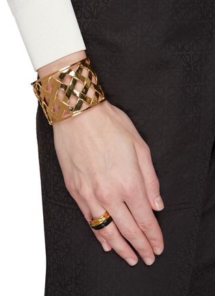 Figure View - Click To Enlarge - KENNETH JAY LANE - GOLD TONED METAL BASKET WEAVE MOTIF CUFF
