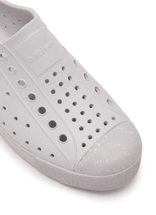 Detail View - Click To Enlarge - NATIVE  - ‘Jefferson’ Perforated Speckled Outsole Junior Slip-On Sneakers