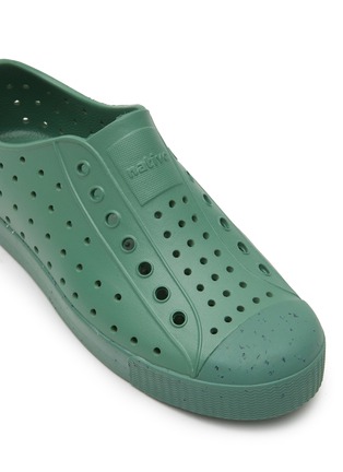 Detail View - Click To Enlarge - NATIVE - ‘Jefferson’ Perforated Speckled Outsole Junior Slip-On Sneakers