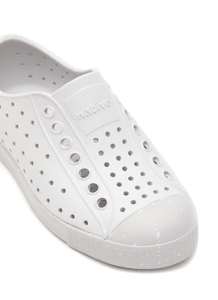 Detail View - Click To Enlarge - NATIVE - ‘Jefferson’ Perforated Speckled Outsole Toddlers Slip-On Sneakers