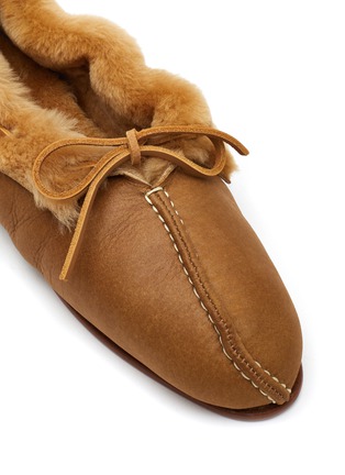 Detail View - Click To Enlarge - HEREU - ‘TILLA’ SHEARLING LINING BOW EMBELLISHED LEATHER BABOUCHE