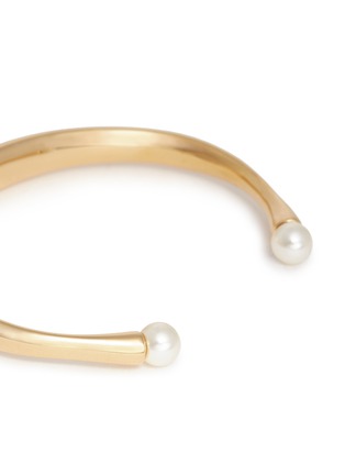 Detail View - Click To Enlarge - CHLOÉ - 'Darcey' Swarovski pearl brass thin cuff