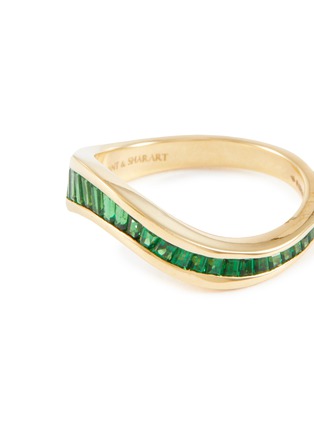 Detail View - Click To Enlarge - KAVANT & SHARART - ‘Talay’ Baguette Cut Tsavorite 18K Gold Wave Ring
