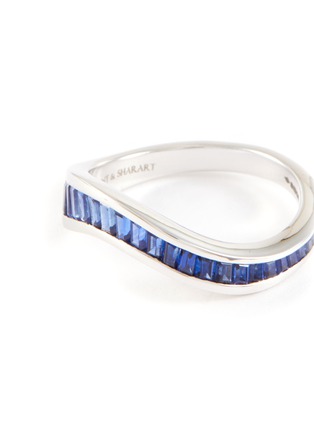 Detail View - Click To Enlarge - KAVANT & SHARART - ‘Talay’ Baguette Cut Sapphire 18K White Gold Wave Ring