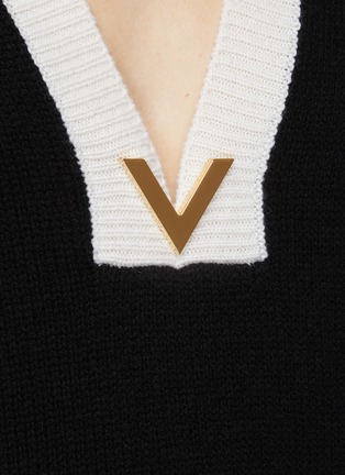  - VALENTINO GARAVANI - VLogo Appliqué V-Neck Cashmere Knit Sweater