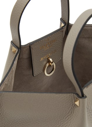 Detail View - Click To Enlarge - VALENTINO GARAVANI - Small 'Rockstud' Grained Leather Tote Bag