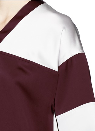 Detail View - Click To Enlarge - T BY ALEXANDER WANG - Colourblock satin cropped football T-shirt