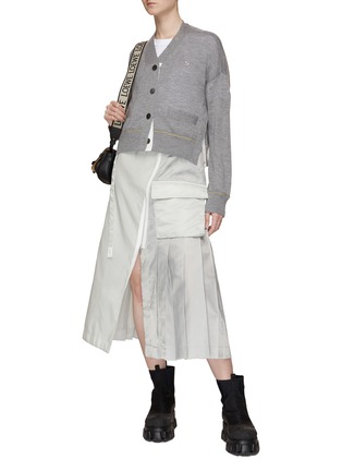 Figure View - Click To Enlarge - SACAI - ‘S’ Embroidery Buttoned Side Slit V-Neck Cardigan