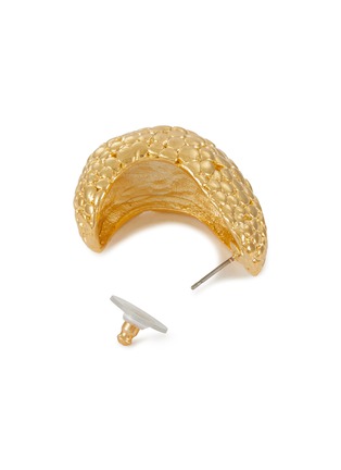 Detail View - Click To Enlarge - KENNETH JAY LANE - Gold Toned Metal Scale Textured Hoop Earrings