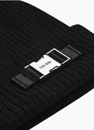Detail View - Click To Enlarge - TEAM WANG DESIGN - Logo Engraved Buckle Ribbed Beanie