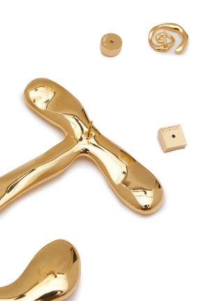 Detail View - Click To Enlarge - JACQUEMUS - ‘Les Creoles J Ouro’ Gold Toned Metal Mismatching Earrings