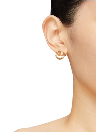 Front View - Click To Enlarge - JACQUEMUS - ‘Les Creoles J Ouro’ Gold Toned Metal Mismatching Earrings