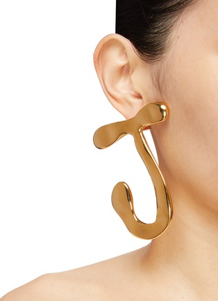 Figure View - Click To Enlarge - JACQUEMUS - ‘Les Creoles J Ouro’ Gold Toned Metal Mismatching Earrings