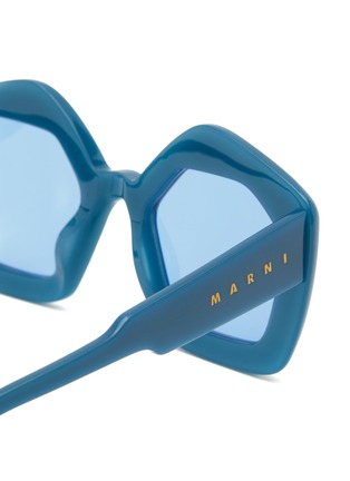 Detail View - Click To Enlarge - MARNI - ‘Laughing Waters’ Pentagonal Acetate Frame Blue Lens Sunglasses