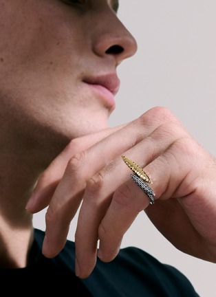 Detail View - Click To Enlarge - JOHN HARDY - ‘Classic Chain’ Hammered 18K Gold Silver Ellipse Ring — Size 6