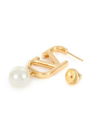 Detail View - Click To Enlarge - VALENTINO GARAVANI - VLogo Pearl Gold Toned Earrings