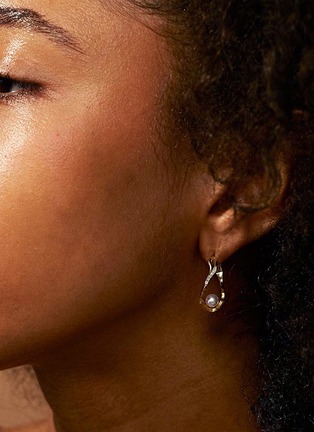 Detail View - Click To Enlarge - MILAMORE - Kintsugi Infinity Akoya Pearl 18K Yellow Gold Small Hoop Earrings