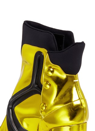 Detail View - Click To Enlarge - MAISON MARGIELA - 'Tabi' metallic leather ankle boots