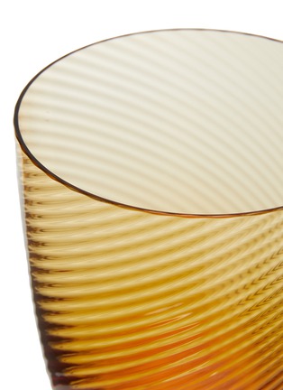 Detail View - Click To Enlarge - NASONMORETTI - Idra Optic Twisted Striped Water Glass — Amber
