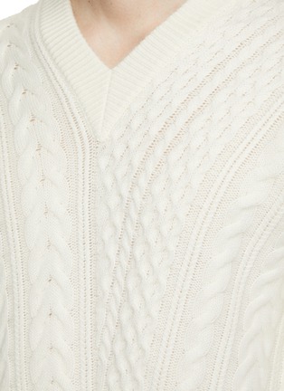  - DREYDEN - V-Nec Chunky Cable Sweater