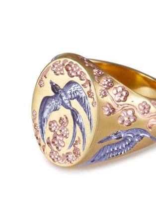 Detail View - Click To Enlarge - CASTRO SMITH - Swallow & Hummingbird 18K Yellow Gold Signet Ring — US 6.5