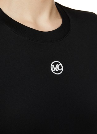  - MO&CO. - Cropped Baby Logo T-Shirt