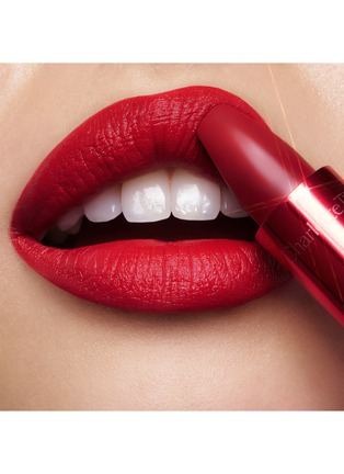 Detail View - Click To Enlarge - CHARLOTTE TILBURY - Charlotte's Hollywood Beauty Icon Matte Revolution Lipstick — Pizzazz