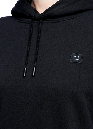 Detail View - Click To Enlarge - ACNE STUDIOS - 'Yala' emoticon patch fleece lined hoodie