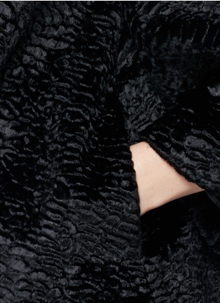 Detail View - Click To Enlarge - ALEXANDER MCQUEEN - Textured faux fur ribbon tie cape jacket