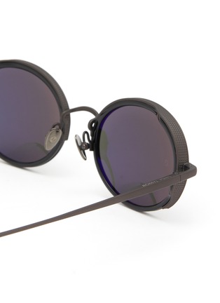 Detail View - Click To Enlarge - LINDA FARROW - Finn Titanium Oval Sunglasses