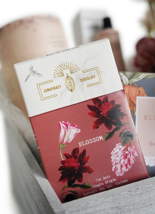Detail View - Click To Enlarge - ELLERMANN FLOWER BOUTIQUE - Grand Gratitude Flower Gift Set