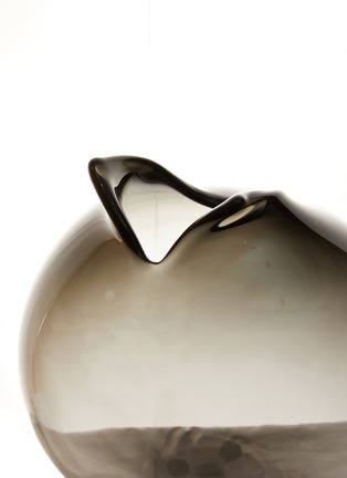 Detail View - Click To Enlarge - ALEXA LIXFELD - Cut Vase — Grey