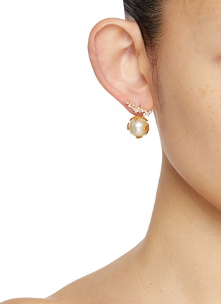 Figure View - Click To Enlarge - MONSHIRO - Pearl Catch Earrings