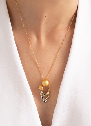 Detail View - Click To Enlarge - JEWELMER - Mother and Child 18K Yellow Gold Pearl Pendant Necklace