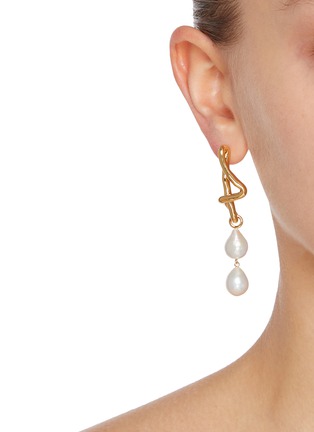 ★MISSOMA★ MOLTEN BAROQUE PEARL MISMATCH DROP EARRINGS MISSOMA | Molten Baroque Pearl 18k Gold Plated Brass