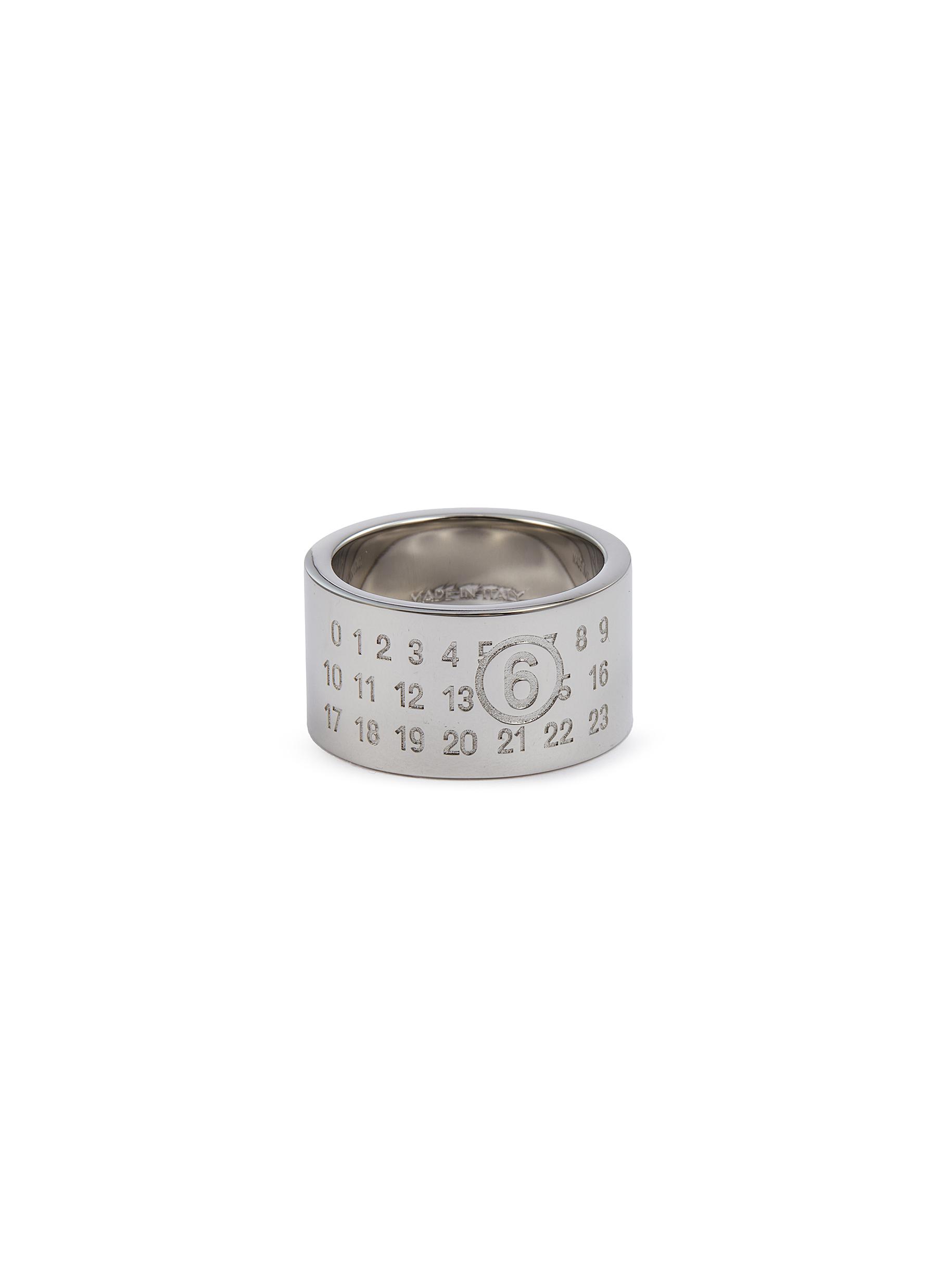 アクセサリー Maison Margiela logo-engraved brass ring Maison Margiela – Logo-Engraved Ring Gold