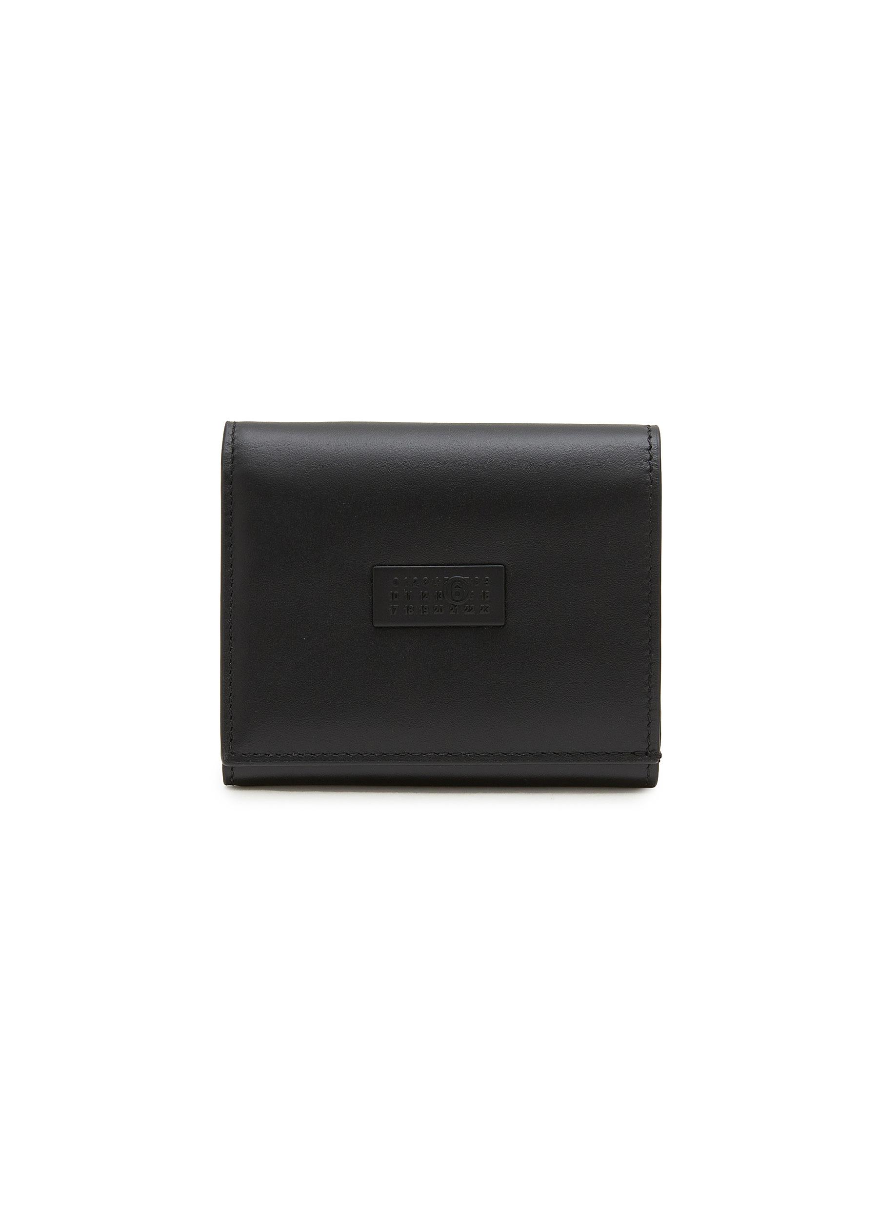 折りたたみ財布 MM6 Maison Margiela NUMERIC TRIFOLD WALLET MM6 MAISON MARGIELA | Numeric Logo Embossed Leather Trifold