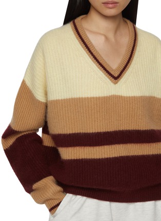  - CUDDLEUP - V-Neck Colourblock Knit Sweater