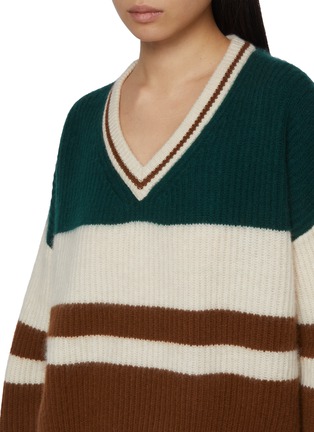  - CUDDLEUP - V-Neck Colourblock Knit Sweater