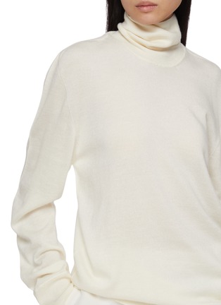 - THE ROW - Lizzy Cashmere Turtleneck Knit Top