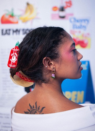 Detail View - Click To Enlarge - EAT MY SOCKS - Sriracha Hair Claw