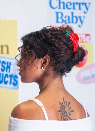 Detail View - Click To Enlarge - EAT MY SOCKS - Chili Hair Claw