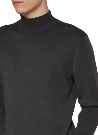  - J∞QUALITY - Turtleneck Cashmere Silk Knit Sweater