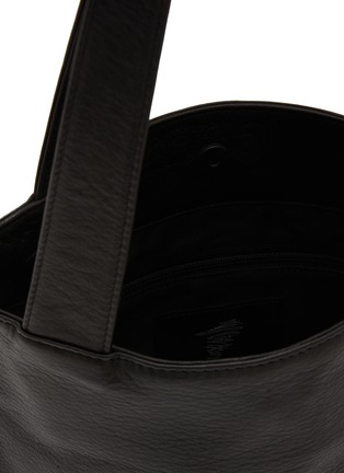 Detail View - Click To Enlarge - DISCORD YOHJI YAMAMOTO BAGS - Small Clasp Leather Tote Bag
