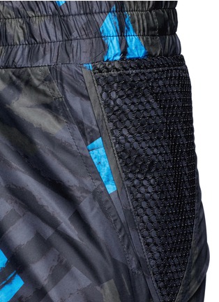 Detail View - Click To Enlarge - ALALA - 'Bolt Stripe' print drawstring running shorts