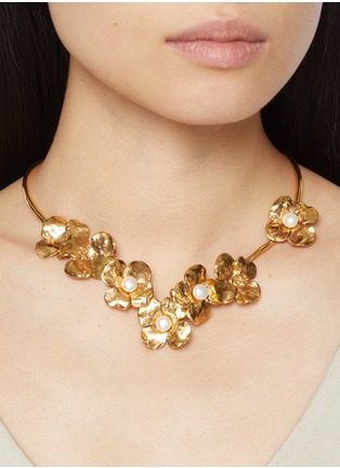 Front View - Click To Enlarge - GOOSSENS - Flora Torque 24K Gold Plated Pearl Necklace