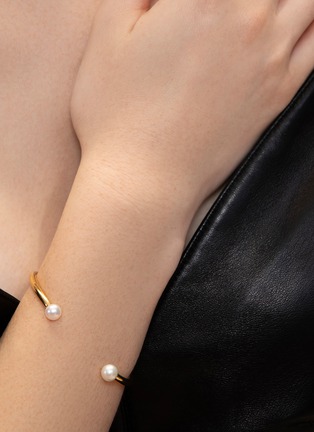 Detail View - Click To Enlarge - BIJOU DE M - 2 Pearl 18K Gold Plated Sterling Silver Freshwater Pearl Bangle — Size S