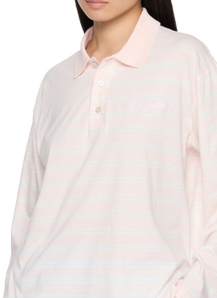  - SPORTY & RICH - Signature Logo Striped Easy Polo Shirt